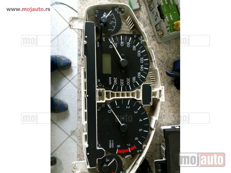 Glavna slika -  km sat tabla u delovima - MojAuto