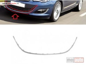 Glavna slika - Hrom lajsna oko centralne resetka Opel Astra J 2013-2016 - MojAuto