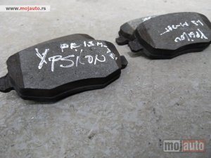 Glavna slika - Lancia ypsilon prednje pločice 1.3 m jet Originalni delovi Moguca ugradnja delova Alfa Romeo 147-156-166-159-GT-MiTo-Giulietta Fiat bravo 2 - croma -grande punto -multipla 2 -punto 3 -stilo-idea Freemont Panda 3 500L Lancia ypsilon-delta-musa-lybra Uko - MojAuto