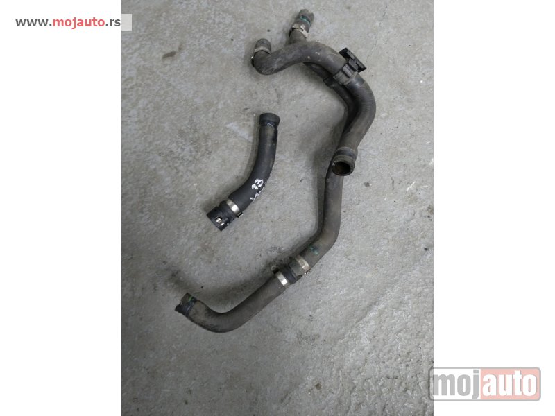 Glavna slika -  Lancia ypsilon 1.3 m jet creva vode Originalni delovi  Moguca ugradnja delova  Alfa Romeo 147-156-166-159-GT-MiTo-Giulietta Fiat bravo 2 - croma -grande punto -multipla 2 -punto 3 -stilo-idea Freemont Panda 3 500L Lancia ypsilon-delta-musa-lybra  Ukoliko - MojAuto