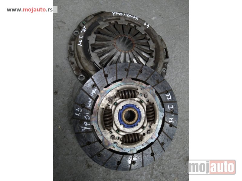 Glavna slika -  Lancia ypsilon 1.3 m jet korpa i lamela Originalni delovi  Moguca ugradnja delova  Alfa Romeo 147-156-166-159-GT-MiTo-Giulietta Fiat bravo 2 - croma -grande punto -multipla 2 -punto 3 -stilo-idea Freemont Panda 3 500L Lancia ypsilon-delta-musa-lybra  Ukol - MojAuto