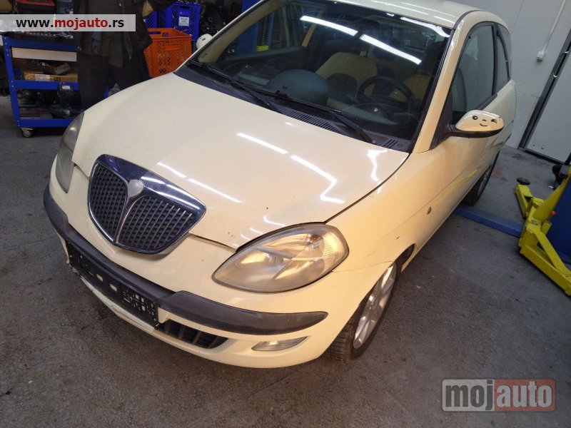 Glavna slika -  Lancia ypsilon levo krilo kod boje 228 Originalni delovi  Moguca ugradnja delova  Alfa Romeo 147-156-166-159-GT-MiTo-Giulietta Fiat bravo 2 - croma -grande punto -multipla 2 -punto 3 -stilo-idea Freemont Panda 3 500L Lancia ypsilon-delta-musa-lybra  Ukoli - MojAuto