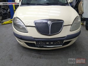 Glavna slika - Lancia ypsilon prednji branik kod boje 228 Originalni delovi Moguca ugradnja delova Alfa Romeo 147-156-166-159-GT-MiTo-Giulietta Fiat bravo 2 - croma -grande punto -multipla 2 -punto 3 -stilo-idea Freemont Panda 3 500L Lancia ypsilon-delta-musa-lybra U - MojAuto