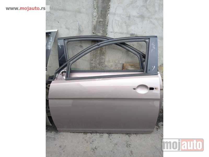 Glavna slika -  Lancia ypsilon leva vrata Originalni delovi  Moguca ugradnja delova  Alfa Romeo 147-156-166-159-GT-MiTo-Giulietta Fiat bravo 2 - croma -grande punto -multipla 2 -punto 3 -stilo-idea Freemont Panda 3 500L Lancia ypsilon-delta-musa-lybra  Ukoliko zelite da - MojAuto