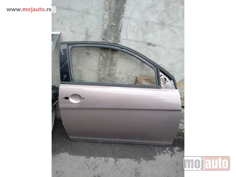 Glavna slika -  Lancia ypsilon desna vrata Originalni delovi  Moguca ugradnja delova  Alfa Romeo 147-156-166-159-GT-MiTo-Giulietta Fiat bravo 2 - croma -grande punto -multipla 2 -punto 3 -stilo-idea Freemont Panda 3 500L Lancia ypsilon-delta-musa-lybra  Ukoliko zelite da - MojAuto
