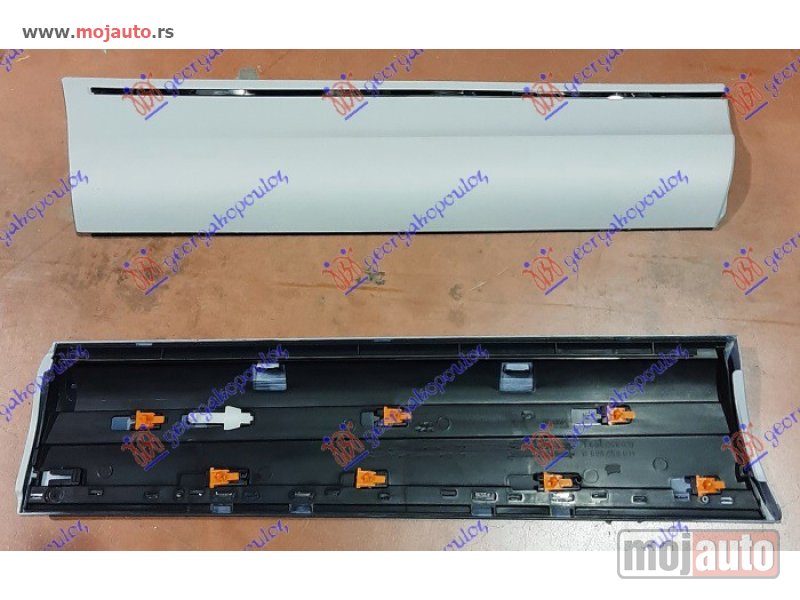 Glavna slika -  LAJSNA ZADNJIH VRATA (SA HROM LAJSNOM) Desno Audi q7 06-09 -dostupno - MojAuto