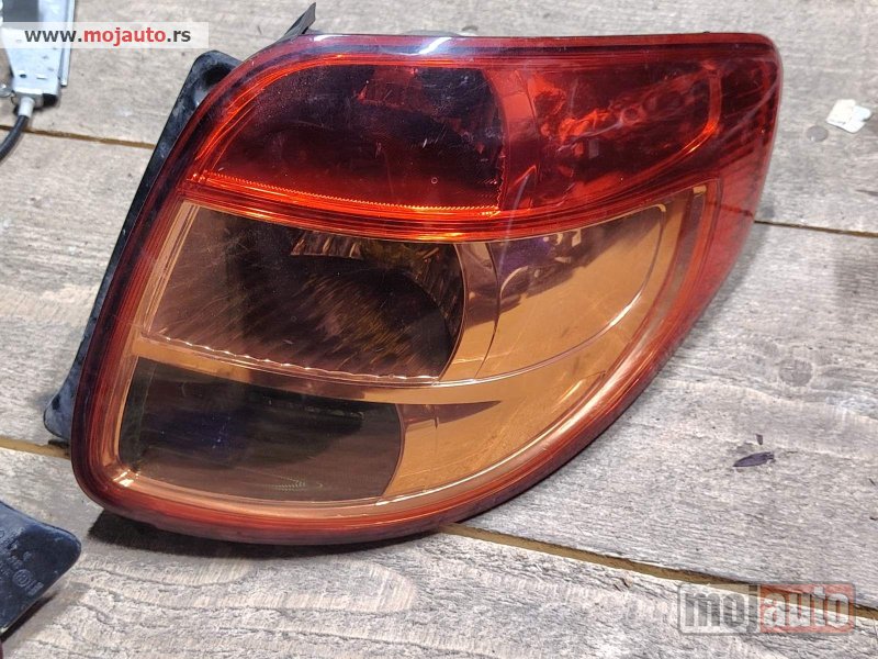 Glavna slika -  Fiat Sedici desni stop Originalni delovi  Moguca ugradnja delova  Alfa Romeo 147-156-166-159-GT-MiTo-Giulietta Fiat bravo 2 - croma -grande punto -multipla 2 -punto 3 -stilo-idea Freemont Panda 3 500L Lancia ypsilon-delta-musa-lybra  Ukoliko zelite da por - MojAuto