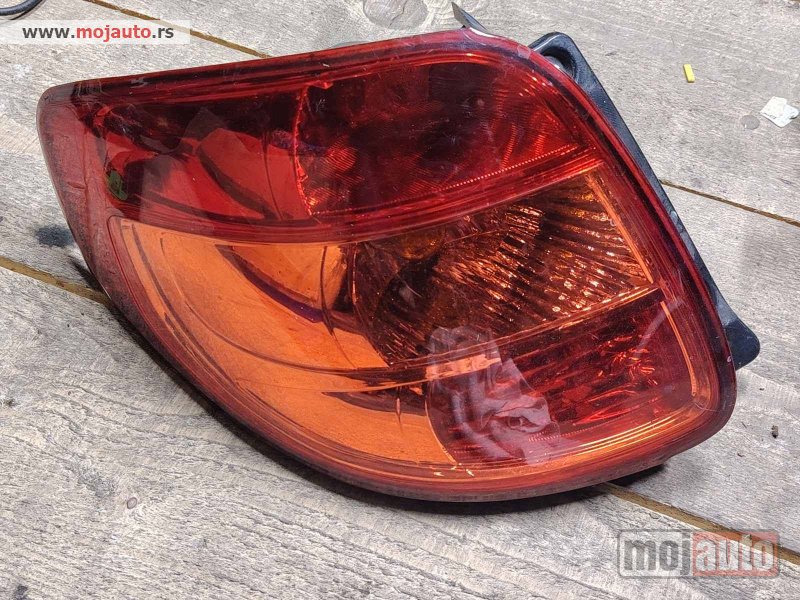 Glavna slika -  Fiat Sedici levi stop Originalni delovi  Moguca ugradnja delova  Alfa Romeo 147-156-166-159-GT-MiTo-Giulietta Fiat bravo 2 - croma -grande punto -multipla 2 -punto 3 -stilo-idea Freemont Panda 3 500L Lancia ypsilon-delta-musa-lybra  Ukoliko zelite da poru - MojAuto