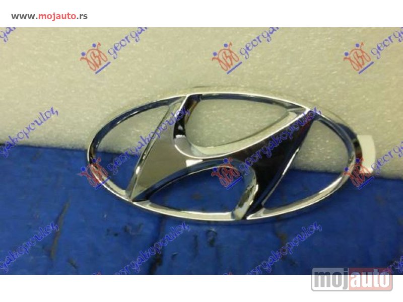 Glavna slika -  ZNAK NA MASCI (O) Hyundai accent h/b-l/b 03-05 -dostupno - MojAuto