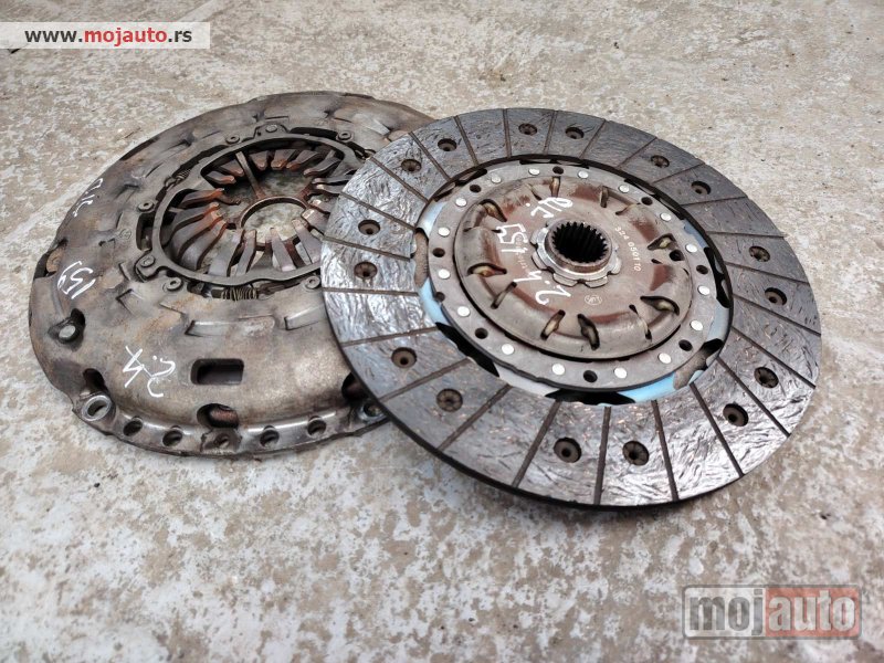 Glavna slika -  Alfa Romeo 159 2.4 korpa i lamela Originalni delovi  Moguca ugradnja delova  Alfa Romeo 147-156-166-159-GT-MiTo-Giulietta Fiat bravo 2 - croma -grande punto -multipla 2 -punto 3 -stilo-idea Freemont Panda 3 500L Lancia ypsilon-delta-musa-lybra  Ukoliko ze - MojAuto