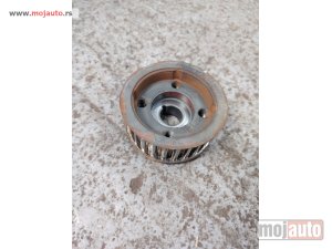 Glavna slika - Alfa Romeo 159 2.0 jtd remenica radilice Originalni delovi Moguca ugradnja delova Alfa Romeo 147-156-166-159-GT-MiTo-Giulietta Fiat bravo 2 - croma -grande punto -multipla 2 -punto 3 -stilo-idea Freemont Panda 3 500L Lancia ypsilon-delta-musa-lybra Uko - MojAuto