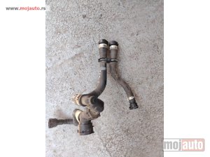 Glavna slika - Alfa Romeo 159 2.0 jtd creva za vodu na pozarnom zidu Originalni delovi Moguca ugradnja delova Alfa Romeo 147-156-166-159-GT-MiTo-Giulietta Fiat bravo 2 - croma -grande punto -multipla 2 -punto 3 -stilo-idea Freemont Panda 3 500L Lancia ypsilon-delta-mu - MojAuto