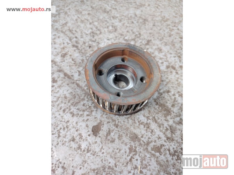 Glavna slika -  Alfa Romeo 159 2.0 jtd remenica radilice Originalni delovi  Moguca ugradnja delova  Alfa Romeo 147-156-166-159-GT-MiTo-Giulietta Fiat bravo 2 - croma -grande punto -multipla 2 -punto 3 -stilo-idea Freemont Panda 3 500L Lancia ypsilon-delta-musa-lybra  Uko - MojAuto