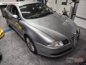Glavna slika -  Alfa Romeo GT desno krilo kod boje 651 Originalni delovi  Moguca ugradnja delova  Alfa Romeo 147-156-166-159-GT-MiTo-Giulietta Fiat bravo 2 - croma -grande punto -multipla 2 -punto 3 -stilo-idea Freemont Panda 3 500L Lancia ypsilon-delta-musa-lybra  Ukoli - MojAuto