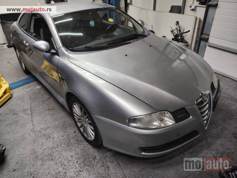 Glavna slika -  Alfa Romeo GT desno krilo kod boje 651 Originalni delovi  Moguca ugradnja delova  Alfa Romeo 147-156-166-159-GT-MiTo-Giulietta Fiat bravo 2 - croma -grande punto -multipla 2 -punto 3 -stilo-idea Freemont Panda 3 500L Lancia ypsilon-delta-musa-lybra  Ukoli - MojAuto
