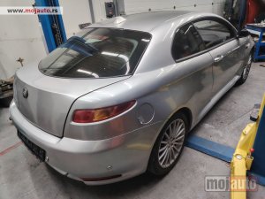 Glavna slika -  Alfa Romeo GT gepek vrata kod boje 651 Originalni delovi  Moguca ugradnja delova  Alfa Romeo 147-156-166-159-GT-MiTo-Giulietta Fiat bravo 2 - croma -grande punto -multipla 2 -punto 3 -stilo-idea Freemont Panda 3 500L Lancia ypsilon-delta-musa-lybra  Ukoli - MojAuto