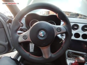 Glavna slika -  Alfa Romeo 159 TI volan kao nov Originalni delovi  Moguca ugradnja delova  Alfa Romeo 147-156-166-159-GT-MiTo-Giulietta Fiat bravo 2 - croma -grande punto -multipla 2 -punto 3 -stilo-idea Freemont Panda 3 500L Lancia ypsilon-delta-musa-lybra  Ukoliko zeli - MojAuto