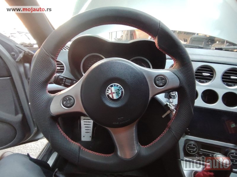 Glavna slika -  Alfa Romeo 159 TI volan kao nov Originalni delovi  Moguca ugradnja delova  Alfa Romeo 147-156-166-159-GT-MiTo-Giulietta Fiat bravo 2 - croma -grande punto -multipla 2 -punto 3 -stilo-idea Freemont Panda 3 500L Lancia ypsilon-delta-musa-lybra  Ukoliko zeli - MojAuto