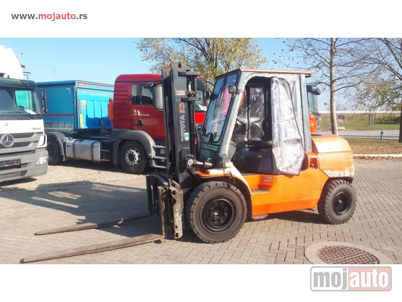 Glavna slika - Toyota 42-7fd40 4t bočni pomak - MojAuto