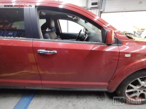 Glavna slika -  Fiat Freemont prednja desna vrata crvena kod boje PRH-Deep cherry red crystal pearl - crvena Originalni delovi  Moguca ugradnja delova  Alfa Romeo 147-156-166-159-GT-MiTo-Giulietta Fiat bravo 2 - croma -grande punto -multipla 2 -punto 3 -stilo-idea Freemo - MojAuto