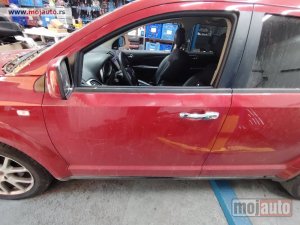 Glavna slika -  Fiat Freemont prednja leva vrata crvena kod boje PRH-Deep cherry red crystal pearl - crvena Originalni delovi  Moguca ugradnja delova  Alfa Romeo 147-156-166-159-GT-MiTo-Giulietta Fiat bravo 2 - croma -grande punto -multipla 2 -punto 3 -stilo-idea Freemon - MojAuto