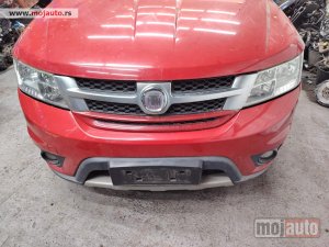 Glavna slika -  Fiat Freemont branik prednji crveni kod boje PRH-Deep cherry red crystal pearl - crvena Originalni delovi  Moguca ugradnja delova  Alfa Romeo 147-156-166-159-GT-MiTo-Giulietta Fiat bravo 2 - croma -grande punto -multipla 2 -punto 3 -stilo-idea Freemont Pa - MojAuto