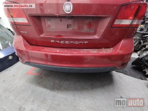 Glavna slika -  Fiat Freemont zadnji branik crveni kod boje PRH-Deep cherry red crystal pearl - crvena Originalni delovi  Moguca ugradnja delova  Alfa Romeo 147-156-166-159-GT-MiTo-Giulietta Fiat bravo 2 - croma -grande punto -multipla 2 -punto 3 -stilo-idea Freemont Pan - MojAuto