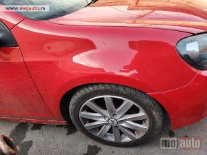 Glavna slika -  Golf 6 desno krilo crveno Originalni delovi  Moguca ugradnja delova  Alfa Romeo 147-156-166-159-GT-MiTo-Giulietta Fiat bravo 2 - croma -grande punto -multipla 2 -punto 3 -stilo-idea Freemont Panda 3 500L 500 Lancia ypsilon-delta-musa-lybra Volkswagen Golf - MojAuto