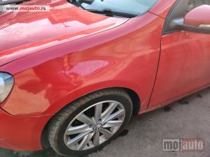 Glavna slika -  Golf 6 levo krilo crveno Originalni delovi  Moguca ugradnja delova  Alfa Romeo 147-156-166-159-GT-MiTo-Giulietta Fiat bravo 2 - croma -grande punto -multipla 2 -punto 3 -stilo-idea Freemont Panda 3 500L 500 Lancia ypsilon-delta-musa-lybra Volkswagen Golf - MojAuto