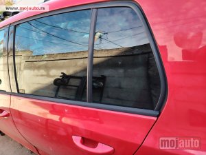 Glavna slika -  Golf 6 zadnje levo staklo fabrički zatamljeno Originalni delovi  Moguca ugradnja delova  Alfa Romeo 147-156-166-159-GT-MiTo-Giulietta Fiat bravo 2 - croma -grande punto -multipla 2 -punto 3 -stilo-idea Freemont Panda 3 500L 500 Lancia ypsilon-delta-musa-l - MojAuto