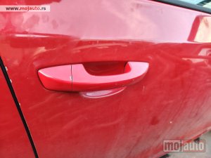 Glavna slika -  Golf 6 prednja desna kvaka spoljna Originalni delovi  Moguca ugradnja delova  Alfa Romeo 147-156-166-159-GT-MiTo-Giulietta Fiat bravo 2 - croma -grande punto -multipla 2 -punto 3 -stilo-idea Freemont Panda 3 500L 500 Lancia ypsilon-delta-musa-lybra Volksw - MojAuto