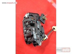 polovni delovi  Golf 6 Centralna brava prednja leva Originalni delovi  Moguca ugradnja delova  Alfa Romeo 147-156-166-159-GT-MiTo-Giulietta Fiat bravo 2 - croma -grande punto -multipla 2 -punto 3 -stilo-idea Freemont Panda 3 500L 500 Lancia ypsilon-delta-musa-lybra Volks