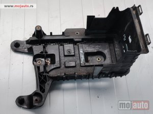 Glavna slika -  Pasat b7 nosač akumulator Originalni delovi  Moguca ugradnja delova  Alfa Romeo 147-156-166-159-GT-MiTo-Giulietta Fiat bravo 2 - croma -grande punto -multipla 2 -punto 3 -stilo-idea Freemont Panda 3 500L 500 Lancia ypsilon-delta-musa-lybra Volkswagen Golf - MojAuto