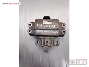 Glavna slika -  Pasat b7 nosač motora levo  2.0 TDI Originalni delovi  Moguca ugradnja delova  Alfa Romeo 147-156-166-159-GT-MiTo-Giulietta Fiat bravo 2 - croma -grande punto -multipla 2 -punto 3 -stilo-idea Freemont Panda 3 500L 500 Lancia ypsilon-delta-musa-lybra Volks - MojAuto