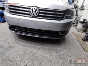 Glavna slika -  Pasat b7 prednji branik kod boje LAR9Z Originalni delovi  Moguca ugradnja delova  Alfa Romeo 147-156-166-159-GT-MiTo-Giulietta Fiat bravo 2 - croma -grande punto -multipla 2 -punto 3 -stilo-idea Freemont Panda 3 500L 500 Lancia ypsilon-delta-musa-lybra Vo - MojAuto