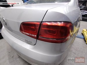 Glavna slika -  Pasat b7 desni stop Originalni delovi  Moguca ugradnja delova  Alfa Romeo 147-156-166-159-GT-MiTo-Giulietta Fiat bravo 2 - croma -grande punto -multipla 2 -punto 3 -stilo-idea Freemont Panda 3 500L 500 Lancia ypsilon-delta-musa-lybra Volkswagen Golf 6  Au - MojAuto