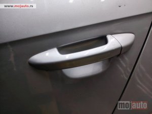 Glavna slika -  Pasat b7 spoljna kvaka Originalni delovi  Moguca ugradnja delova  Alfa Romeo 147-156-166-159-GT-MiTo-Giulietta Fiat bravo 2 - croma -grande punto -multipla 2 -punto 3 -stilo-idea Freemont Panda 3 500L 500 Lancia ypsilon-delta-musa-lybra Volkswagen Golf 6 - MojAuto