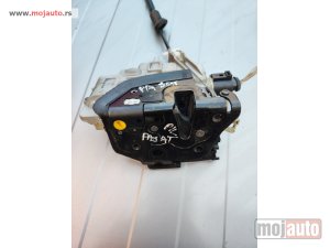 Glavna slika -  Pasat b7 prednji leva elektronska brava Originalni delovi  Moguca ugradnja delova  Alfa Romeo 147-156-166-159-GT-MiTo-Giulietta Fiat bravo 2 - croma -grande punto -multipla 2 -punto 3 -stilo-idea Freemont Panda 3 500L 500 Lancia ypsilon-delta-musa-lybra V - MojAuto