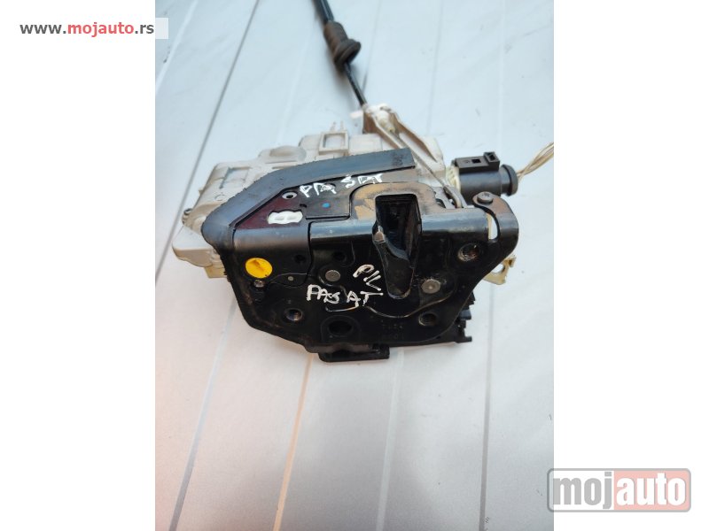 Glavna slika -  Pasat b7 prednji leva elektronska brava Originalni delovi  Moguca ugradnja delova  Alfa Romeo 147-156-166-159-GT-MiTo-Giulietta Fiat bravo 2 - croma -grande punto -multipla 2 -punto 3 -stilo-idea Freemont Panda 3 500L 500 Lancia ypsilon-delta-musa-lybra V - MojAuto