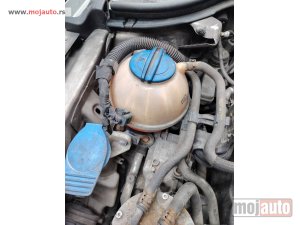 Glavna slika -  Pasat b7 posuda za rashladnu tečnost 2.0 TDI 140 KS Originalni delovi  Moguca ugradnja delova  Alfa Romeo 147-156-166-159-GT-MiTo-Giulietta Fiat bravo 2 - croma -grande punto -multipla 2 -punto 3 -stilo-idea Freemont Panda 3 500L 500 Lancia ypsilon-delta- - MojAuto
