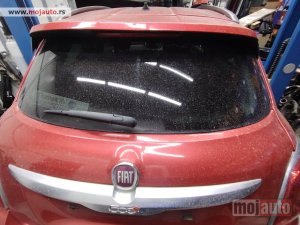 Glavna slika -  Fiat 500x Cross staklo petih vrata zadnji kod boje 831 Originalni delovi  Moguca ugradnja delova  Alfa Romeo 147-156-166-159-GT-MiTo-Giulietta Fiat bravo 2 - croma -grande punto -multipla 2 -punto 3 -stilo-idea Freemont Panda 3 500L 500 Lancia ypsilon-del - MojAuto