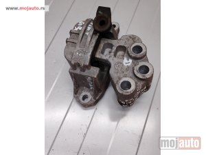 Glavna slika -  Fiat 500x nosač motora desni 1.4 multiair 140 ks Originalni delovi  Moguca ugradnja delova  Alfa Romeo 147-156-166-159-GT-MiTo-Giulietta Fiat bravo 2 - croma -grande punto -multipla 2 -punto 3 -stilo-idea Freemont Panda 3 500L 500 500x Lancia ypsilon-delt - MojAuto