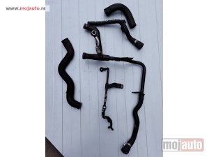 Glavna slika -  Fiat 500x creva vode 1.4 multiair 140 ks Originalni delovi  Moguca ugradnja delova  Alfa Romeo 147-156-166-159-GT-MiTo-Giulietta Fiat bravo 2 - croma -grande punto -multipla 2 -punto 3 -stilo-idea Freemont Panda 3 500L 500 500x Lancia ypsilon-delta-musa-l - MojAuto