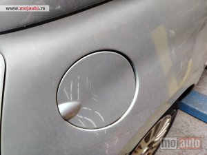 Glavna slika -  Fiat 500 poklopac rezervoara sivi Originalni delovi  Moguca ugradnja delova  Alfa Romeo 147-156-166-159-GT-MiTo-Giulietta Fiat bravo 2 - croma -grande punto -multipla 2 -punto 3 -stilo-idea Freemont Panda 3 500L 500 500x Lancia ypsilon-delta-musa-lybra Vo - MojAuto