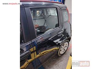 Glavna slika -  Fiat panda 3 zadnja leva vrata kod boje 601 Originalni delovi  Moguca ugradnja delova  Alfa Romeo 147-156-166-159-GT-MiTo-Giulietta Fiat bravo 2 - croma -grande punto -multipla 2 -punto 3 -stilo-idea Freemont Panda 3 500L 500 500x Lancia ypsilon-delta-mus - MojAuto