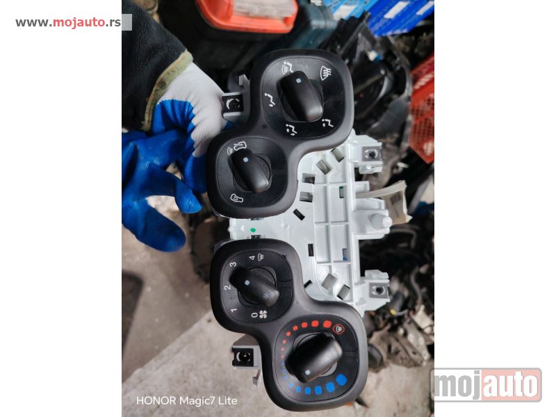 Glavna slika -  Panda 3 panel klime rucni Originalni delovi  Moguca ugradnja delova  Alfa Romeo 147-156-166-159-GT-MiTo-Giulietta Fiat bravo 2 - croma -grande punto -multipla 2 -punto 3 -stilo-idea Freemont Panda 3 500L 500 500x Lancia ypsilon-delta-musa-lybra Volkswagen - MojAuto