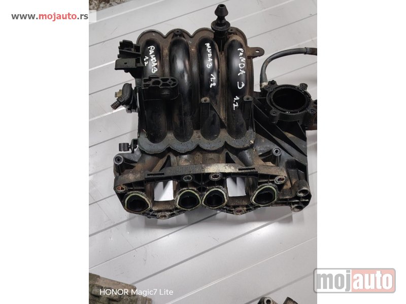 Glavna slika -  Panda 3 usisna grana 1.2 benzinac Originalni delovi  Moguca ugradnja delova  Alfa Romeo 147-156-166-159-GT-MiTo-Giulietta Fiat bravo 2 - croma -grande punto -multipla 2 -punto 3 -stilo-idea Freemont Panda 3 500L 500 500x Lancia ypsilon-delta-musa-lybra Vo - MojAuto