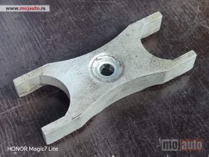 Glavna slika -  Pasat b7 nosač dizne Originalni delovi  Moguca ugradnja delova  Alfa Romeo 147-156-166-159-GT-MiTo-Giulietta Fiat bravo 2 - croma -grande punto -multipla 2 -punto 3 -stilo-idea Freemont Panda 3 500L 500 500x Lancia ypsilon-delta-musa-lybra Volkswagen Golf - MojAuto