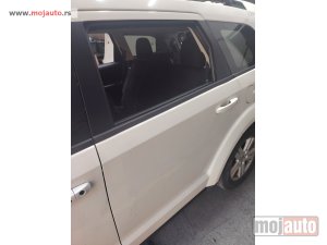Glavna slika -  Fiat Freemont zadnja leva vrata bela Originalni delovi  Moguca ugradnja delova  Alfa Romeo 147-156-166-159-GT-MiTo-Giulietta Fiat bravo 2 - croma -grande punto -multipla 2 -punto 3 -stilo-idea Freemont Panda 3 500L 500 500x Lancia ypsilon-delta-musa-lybra - MojAuto