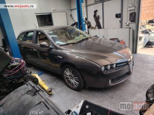 Glavna slika -  Alfa Romeo 159 desno krilo kod boje 581 Originalni delovi  Moguca ugradnja delova  Alfa Romeo 147-156-166-159-GT-MiTo-Giulietta Fiat bravo 2 - croma -grande punto -multipla 2 -punto 3 -stilo-idea Freemont Panda 3 500L 500 500x Lancia ypsilon-delta-musa-ly - MojAuto